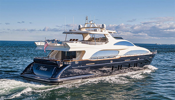 116ft Azimut motor yacht VIVERE at sea