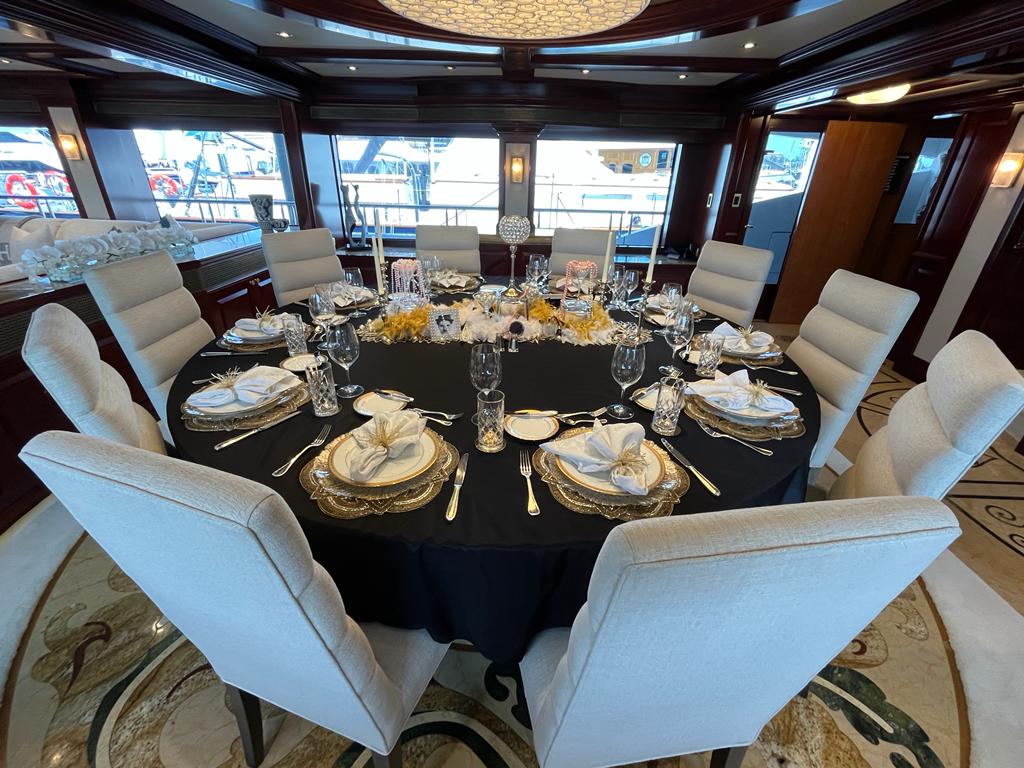 164ft M/YTCB dining/(c) CarolKent